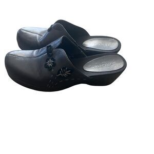 Eurostep Women's Size 7 M Black Leather‎ Floral Slip On Comfort Clogs